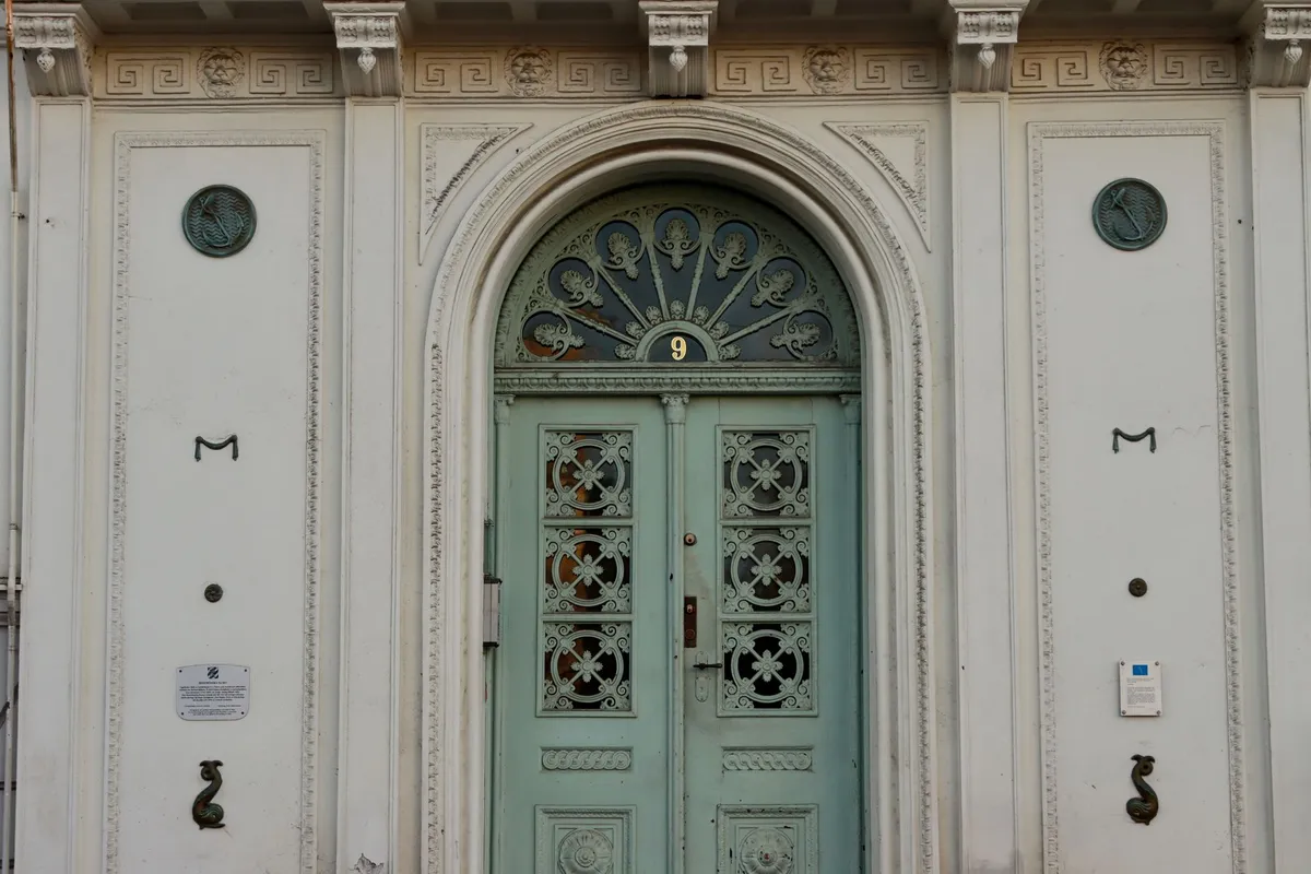 La marquise de porte : redonner du cachet à une entrée ancienne